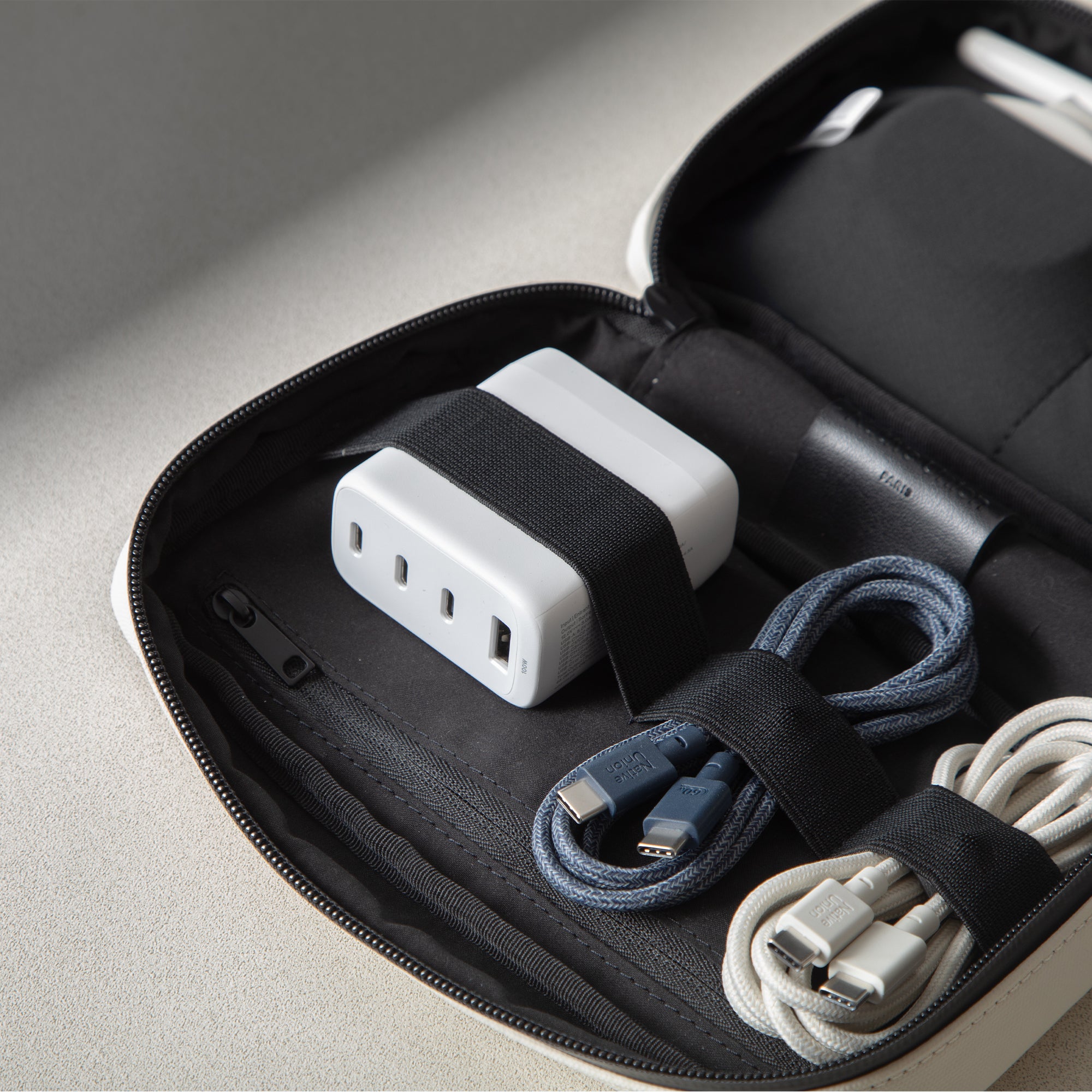 native-union-fast-gan-charger-pd-100w-4-ports-3-usb-c-1-usb-a-gan-technologie-dy image 3