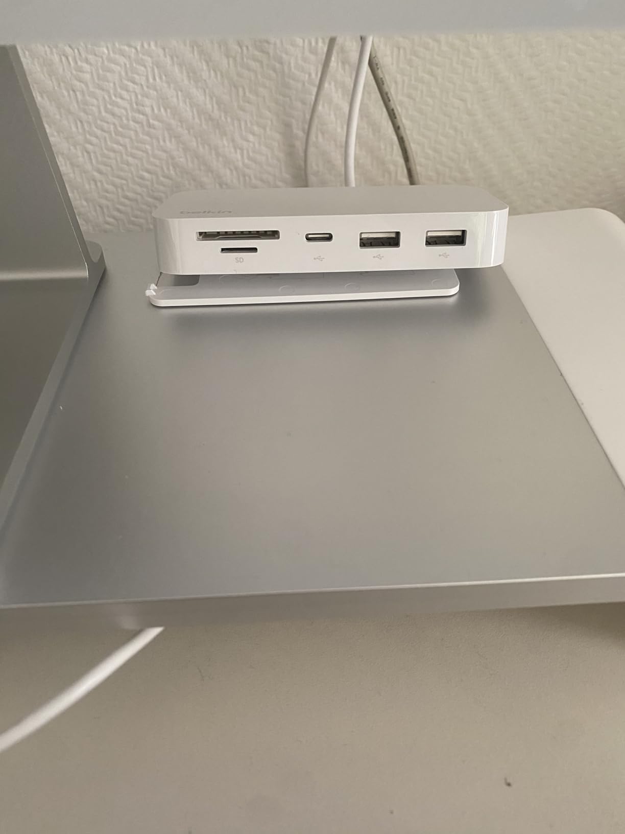 Aufgeräumter Schreibtisch endlich