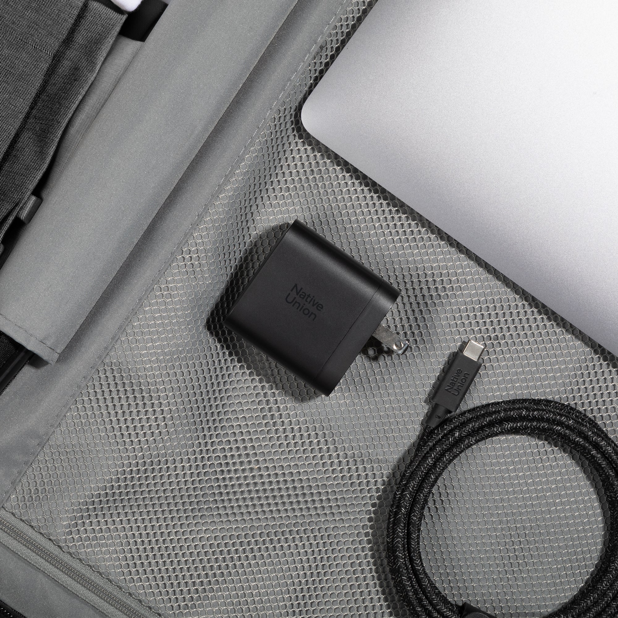 native-union-the-traveler-2-premium-reiseaccessoire-aus-paris-mit-feinen-materia image 3