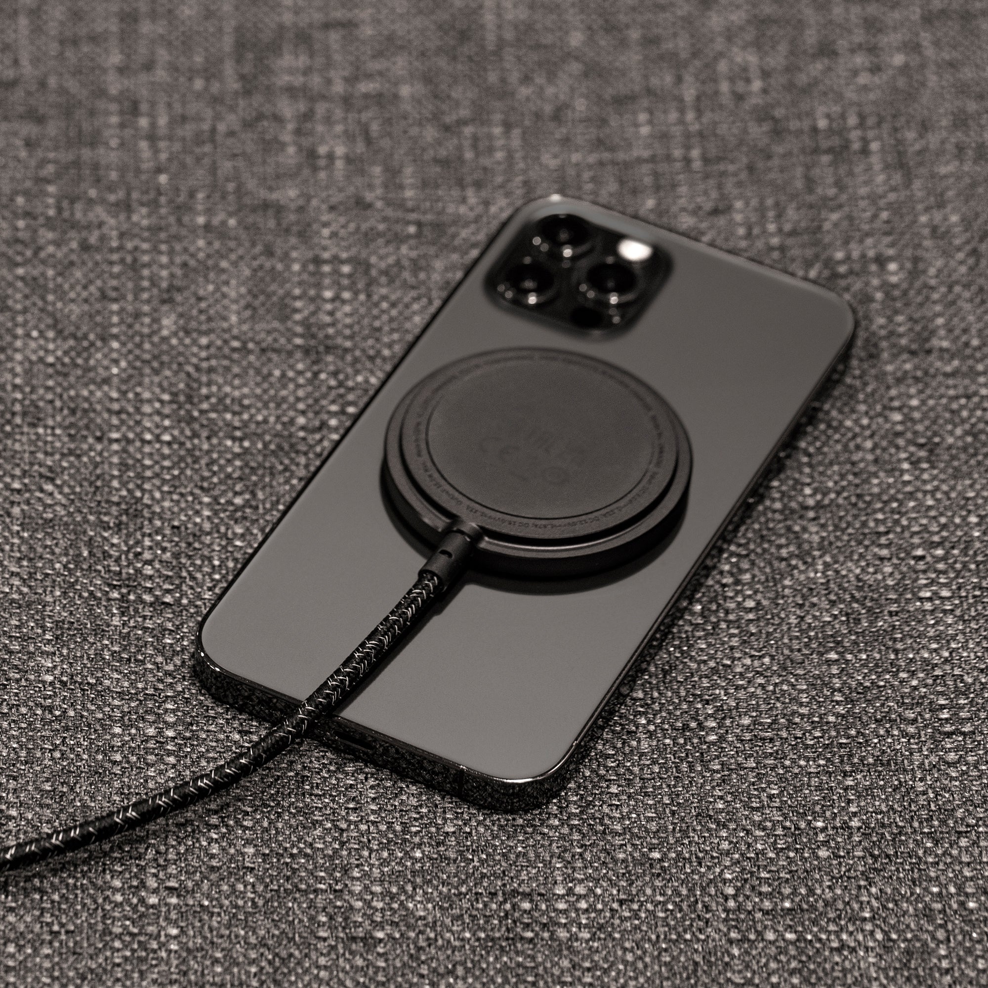 native-union-snap-magnetic-wireless-charger-magnetisches-kabelloses-ladepad-7-5- image 7
